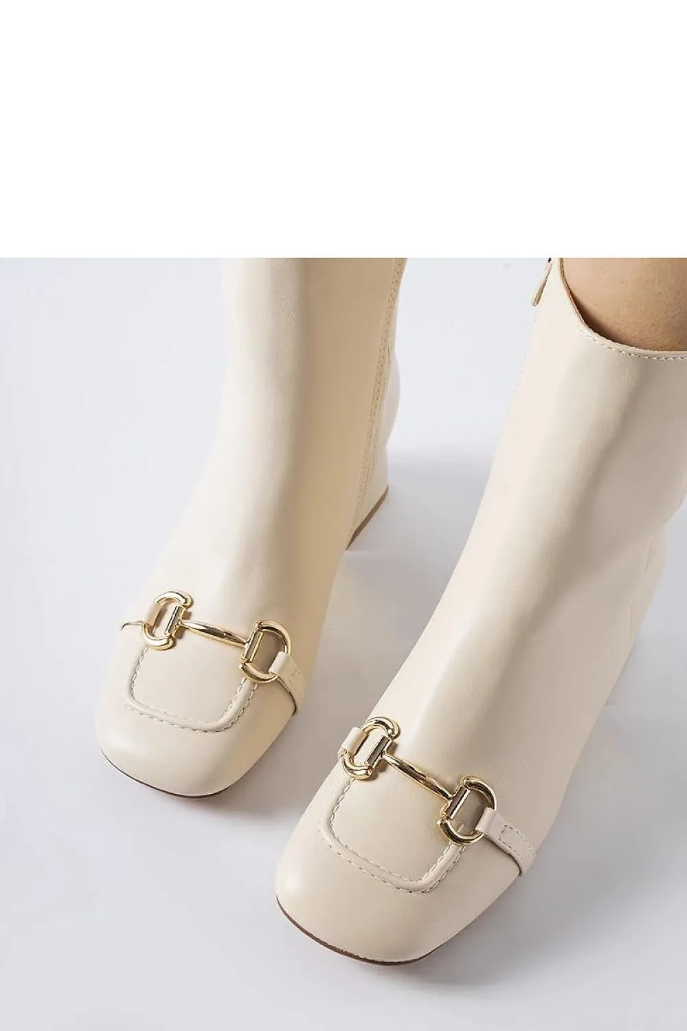 Square toe insulated heel boots